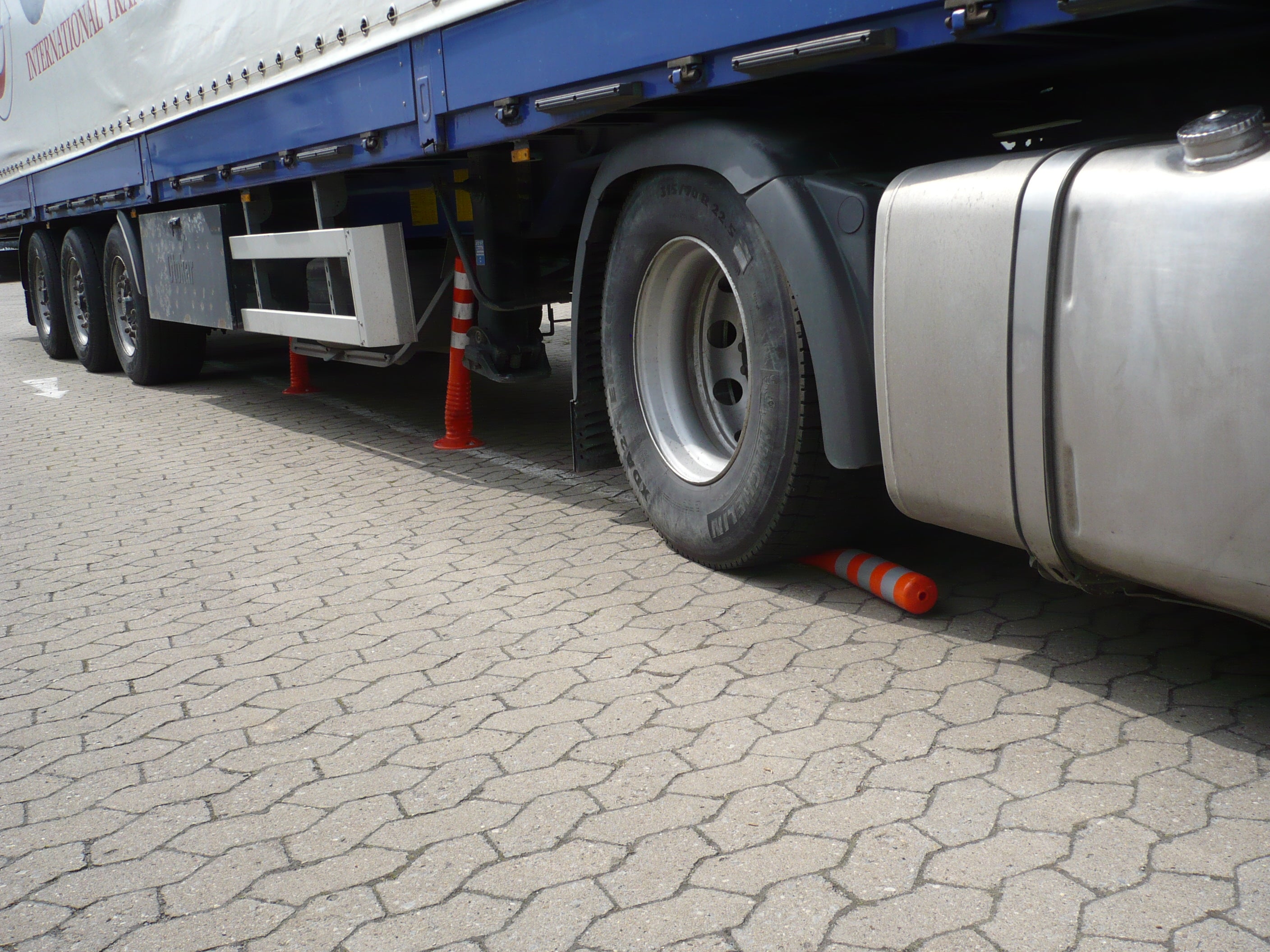 Flexbrite™ Flexible Bollard 750mm (Orange/White)