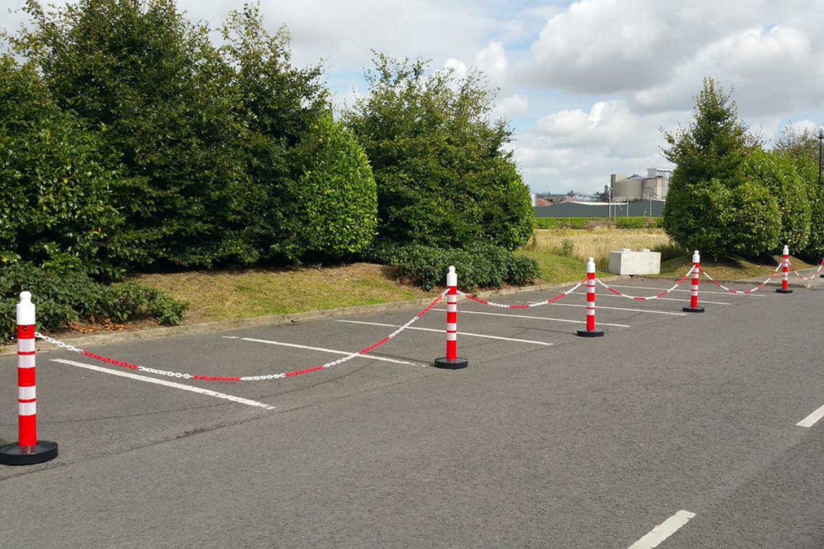 post and chain barrier