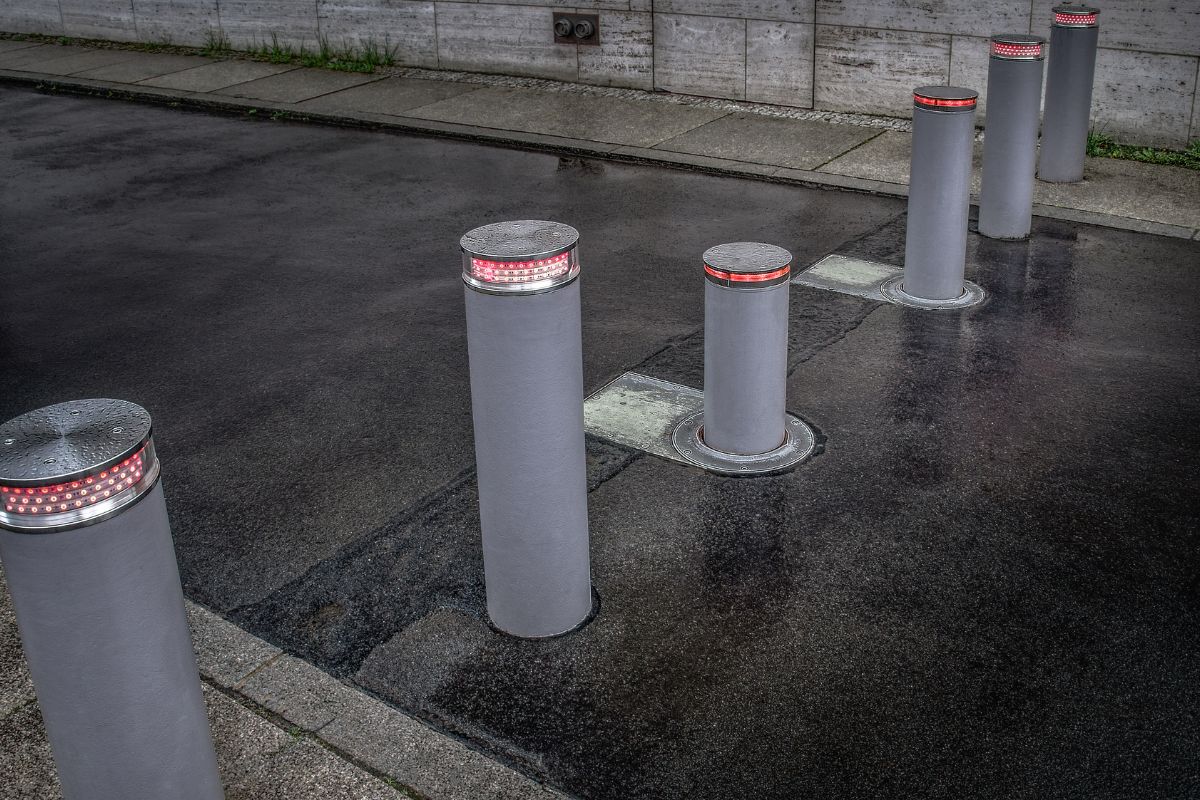 retractable bollards